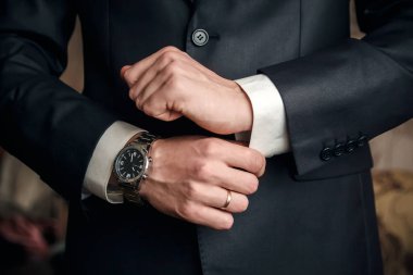 Mavi bir ceket kadar düğmelerini bir adam