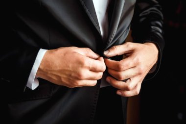 Mavi bir ceket kadar düğmelerini bir adam