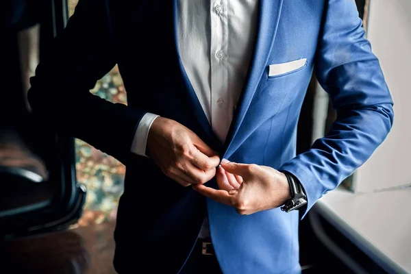 Hombre Abotonando Una Chaqueta Azul —  Fotos de Stock