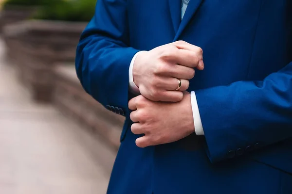 Homem Abotoar Casaco Azul — Fotografia de Stock