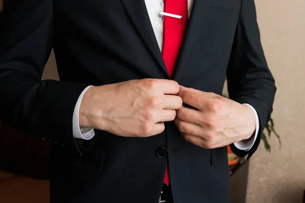 Hombre Con Traje Azul Endereza Sus Mangas —  Fotos de Stock