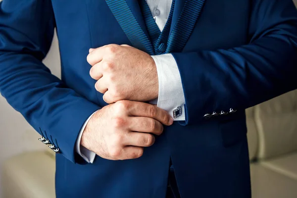 Homem Fato Azul Endireita Mangas — Fotografia de Stock