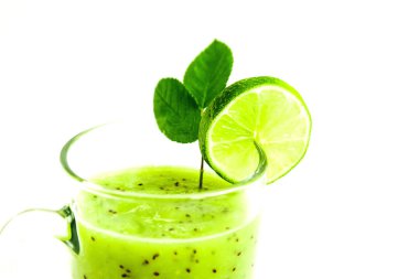 Kivi, yeşil elma, limon ve beyaz arka plan yakın çekim izole nane yeşil sağlıklı kokteyl