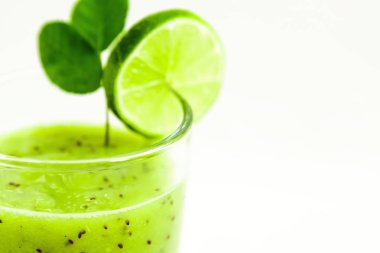 Kivi, yeşil elma, limon ve beyaz arka plan yakın çekim izole nane yeşil sağlıklı kokteyl