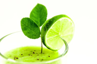 Kivi, yeşil elma, limon ve beyaz arka plan yakın çekim izole nane yeşil sağlıklı kokteyl