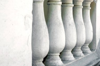 Tapınağı'nda taş korkuluk yıpranmış