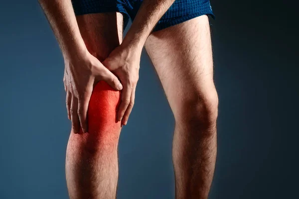 Der Mann Hält Sich Knie Fest Der Schmerz Knie — Stockfoto