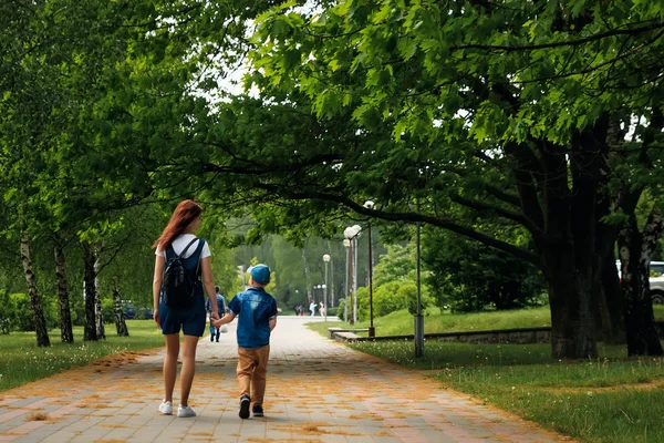 Mladá Matka Její Syn Jdou Podél Krásné Letní Park Chlapec — Stock fotografie