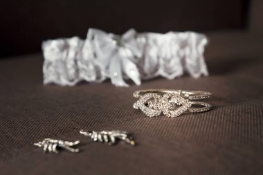 Bej renkli arka plan üzerinde İncili güzel küpe