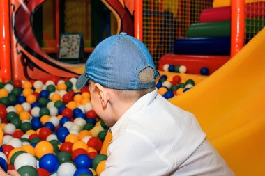 küçük çocuk toplarla oynuyor