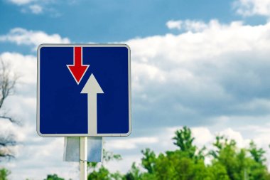 Karşıdan gelen araçların öncelik yol işaret var