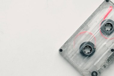 şeffaf eski ses kaseti izole kırpma yolu ile beyaz üzerinde.