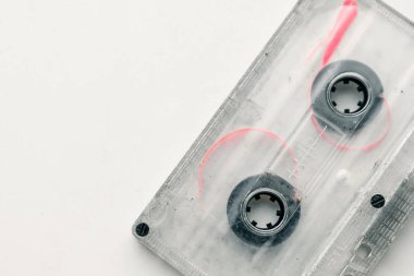 şeffaf eski ses kaseti izole kırpma yolu ile beyaz üzerinde.