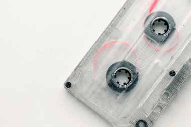 şeffaf eski ses kaseti izole kırpma yolu ile beyaz üzerinde.