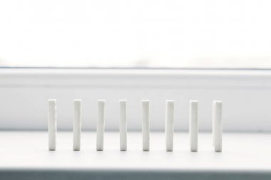 Beyaz domino, domino ilkesine, beyaz arka plan