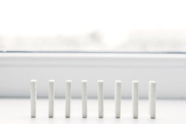 Beyaz domino, domino ilkesine, beyaz arka plan