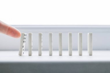 Beyaz domino, domino ilkesine, beyaz arka plan