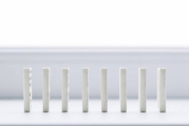 Beyaz domino, domino ilkesine, beyaz arka plan