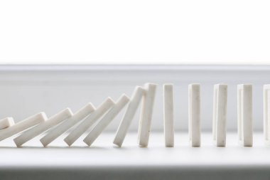 Beyaz domino, domino ilkesine, beyaz arka plan