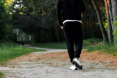 Sabah dürtmek park, erkekler bacaklar yakın çekim kopya alanı