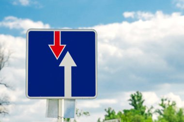 Karşıdan gelen araçların öncelik yol işaret var