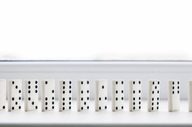 Beyaz domino, domino ilkesine, beyaz arka plan