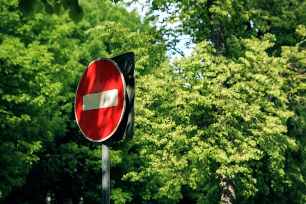 Közeli Piros Hatszögletű Stoptábla Fém Rúd Háttérben Zöld Levelek Mintával — Stock Fotó