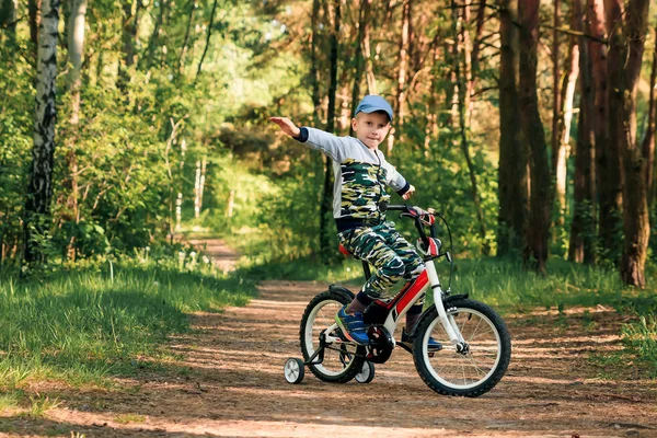 Ребенок Велосипеде Лесу Рано Утром Мальчик Катается Велосипеде Шлеме — стоковое фото