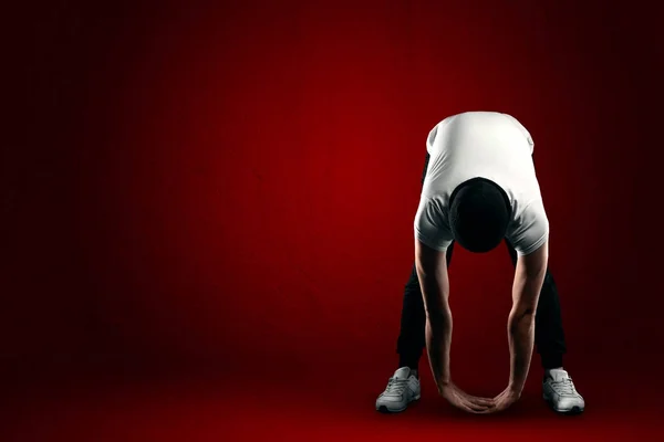 Correndo Homem Azul Esporte Desgaste Fundo Vermelho Cópia Espaço — Fotografia de Stock