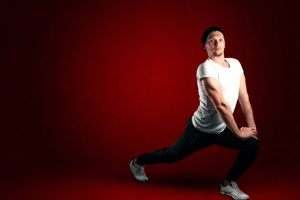 Hombre Corriendo Ropa Deportiva Azul Sobre Fondo Rojo Copiar Espacio — Foto de Stock