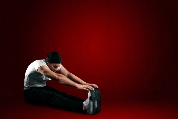 Hombre Corriendo Ropa Deportiva Azul Sobre Fondo Rojo Copiar Espacio — Foto de Stock