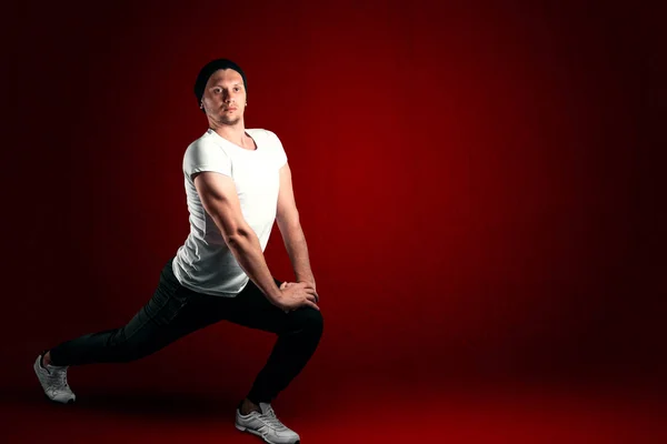 Correndo Homem Azul Esporte Desgaste Fundo Vermelho Cópia Espaço — Fotografia de Stock