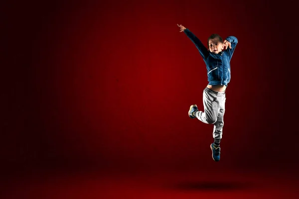 儿童跳跃 喜悦的概念 胜利在红色背景拷贝空间 — 图库照片