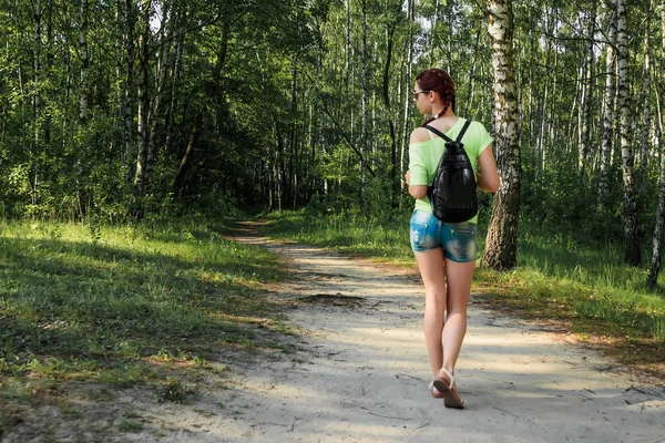 Una Chica Caminando Por Parque Primavera Copiar Espacio —  Fotos de Stock