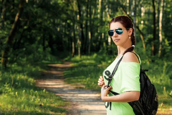 Una Chica Caminando Por Parque Primavera Copiar Espacio —  Fotos de Stock