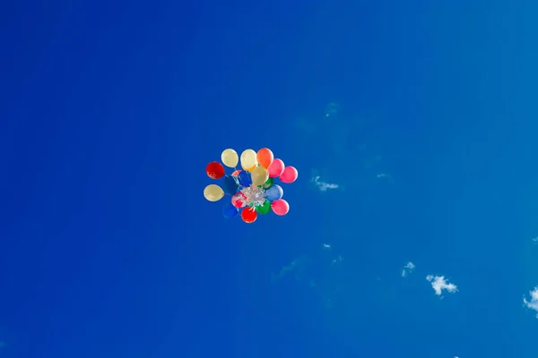 Gruppo Palloncini Multicolori Riempiti Elio Nel Cielo — Foto Stock