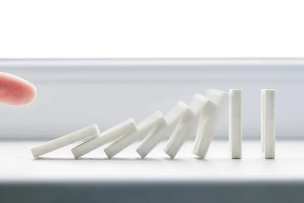 Λευκό Domino Αρχή Του Ντόμινο Λευκό Φόντο — Φωτογραφία Αρχείου