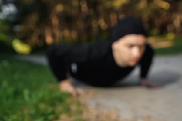 Hombre Está Haciendo Ejercicios Preparándose Para Entrenamiento Matutino Parque Verde —  Fotos de Stock