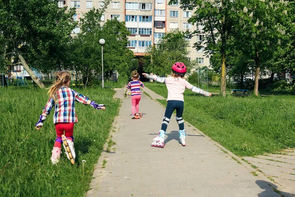Meisjes Leren Skaten Straat Kinderen Dragen Beschermende Pads Een Beschermende — Stockfoto