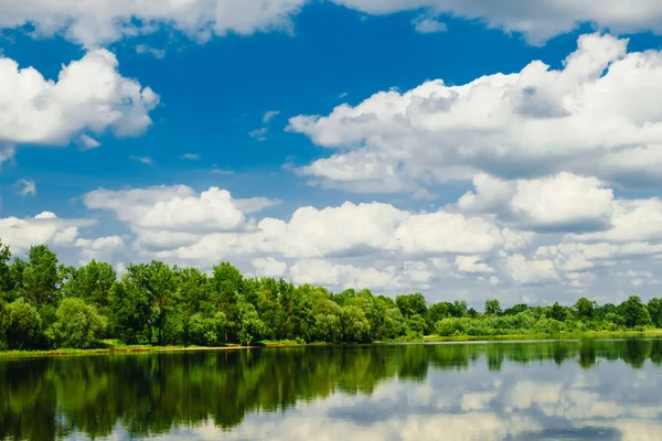 Güzel bir yaz kırsalında nehir ve mavi gökyüzünde bulutlar. - Rusya. Ural. Sloboda Köyü