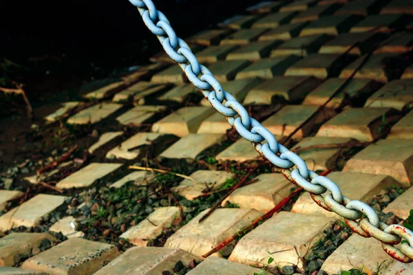 Vecchia Catena Massiccia Blu Sullo Sfondo Piastrelle Cemento — Foto Stock