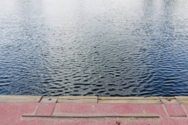 İki siyah sınır elemanları ve sakin liman su boş tekne tekne ile liman duvar