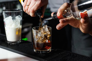 Barmen gece kulübünde, yakın kadar kokteyl bar counter yapıyor. Konsept hizmeti ve içecekler hakkında.