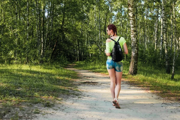 Una Chica Caminando Por Parque Primavera —  Fotos de Stock
