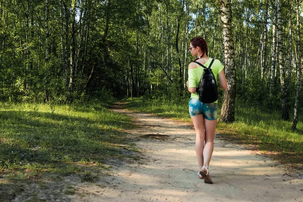 Una Chica Caminando Por Parque Primavera —  Fotos de Stock