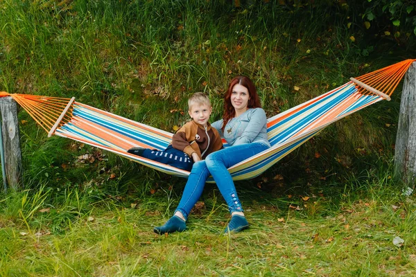 Mutlu Anne Hamak Oturan Oğlu — Stok fotoğraf