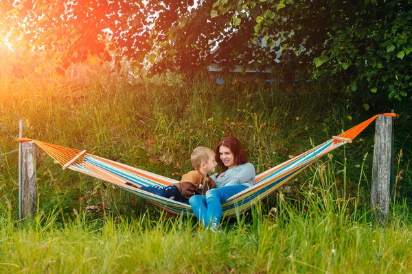 Šťastná Matka Syn Sedí Houpací Síť — Stock fotografie