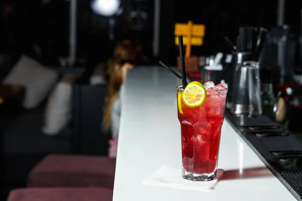 Barkeeper Macht Cocktail Der Theke Nachtclub Aus Nächster Nähe Konzept — Stockfoto