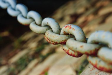 Eski büyük zincir beton döşeme zemin üzerine mavi