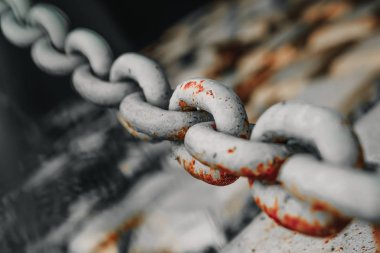 Eski büyük zincir beton döşeme zemin üzerine mavi